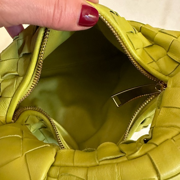 100% authentic Bottega Veneta mini Jodie leather handbag in chartreuse green. - Picture 10 of 11